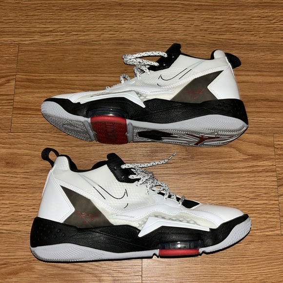 Nike Air Jordan Zoom '92 Men's Sneaker Shoes (White/Black/Gym Red/Wolf Grey - Picture 7 of 12